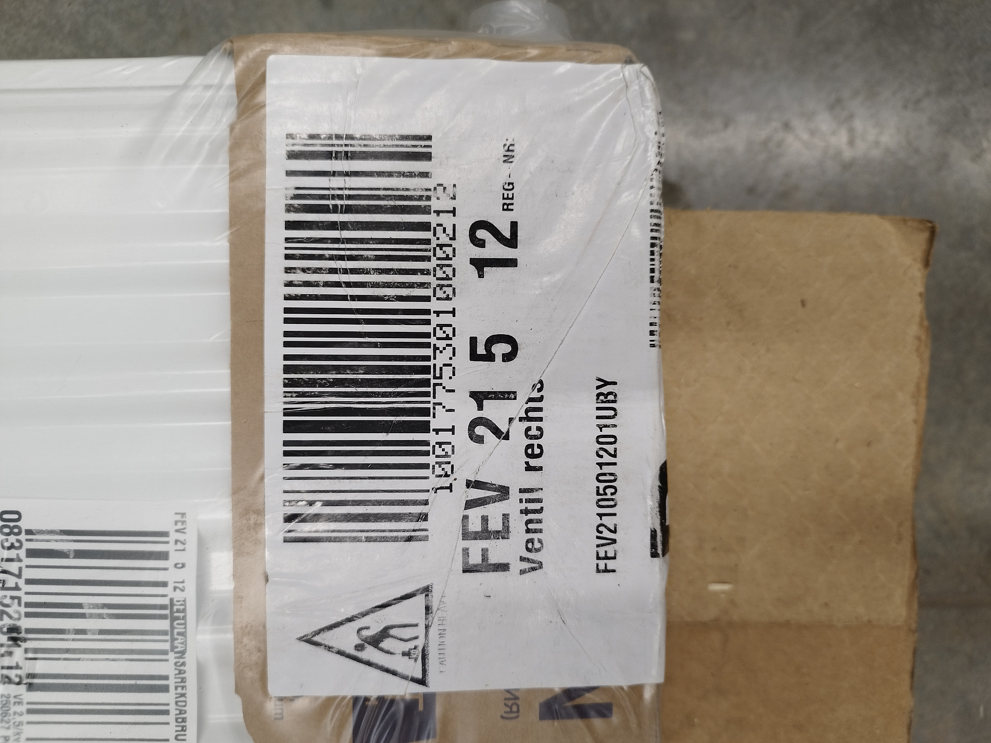 [УЦЕНКА] Радиатор панельный, Brugman, Profil-V, профильный, FEV 21, глубина, мм-64, высота, мм-500, длина, мм-1200, нижнее подключение, с термостатическим вентилем, рабочее давление, бар-10, цвет-RAL 9016 (белый)