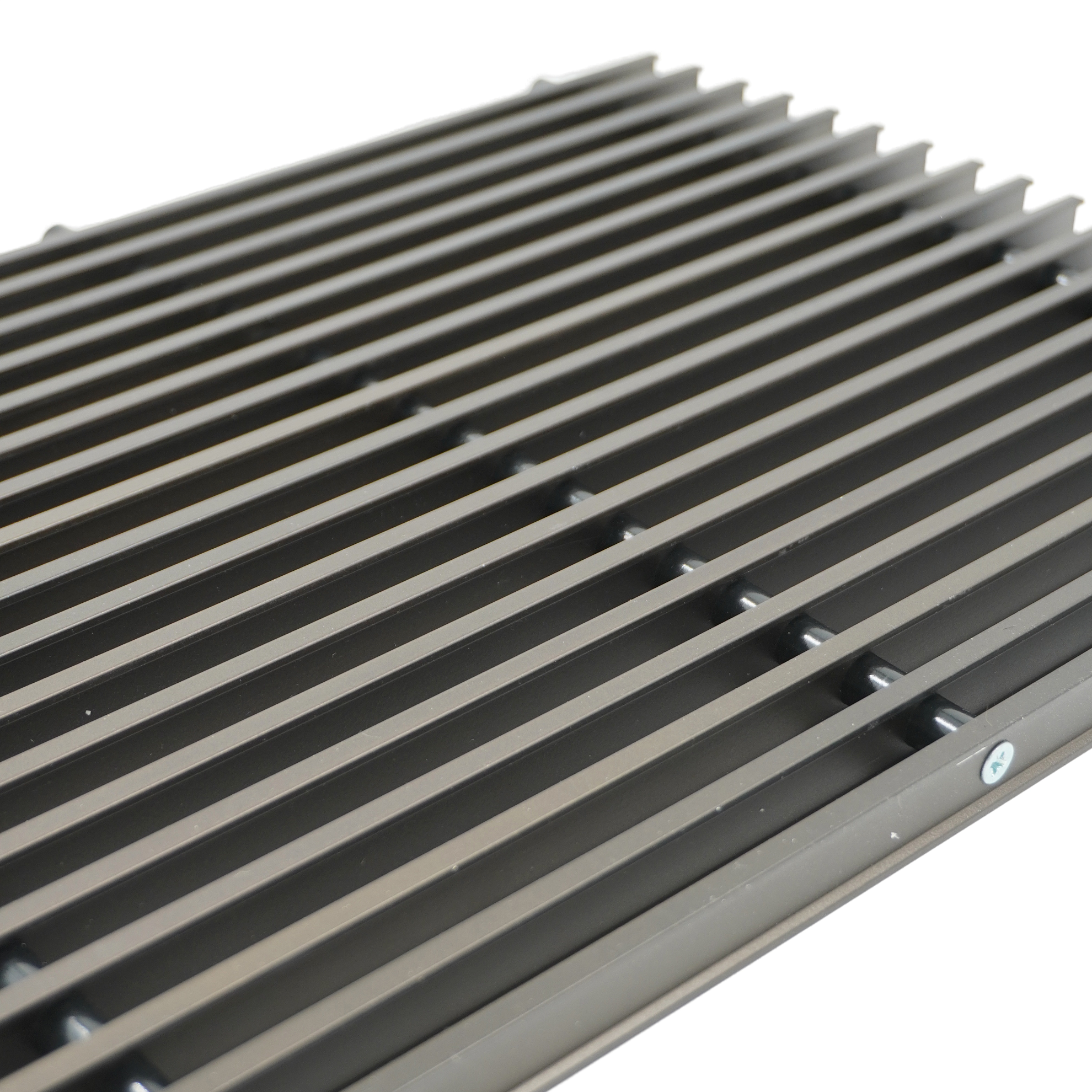 Декоративная роликовая решетка Varmann VRO 360.270 RR C34, шириной 360 мм, длиной 270 мм, анодированная в цвет тёмной бронзы, профиль решетки двухтаврового сечения. Масса нетто - 1.0 кг.